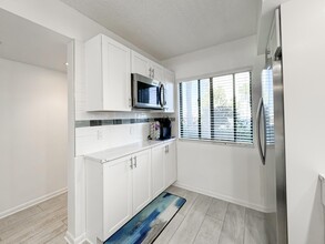 1001 Seafarer Cir in Jupiter, FL - Building Photo - Building Photo