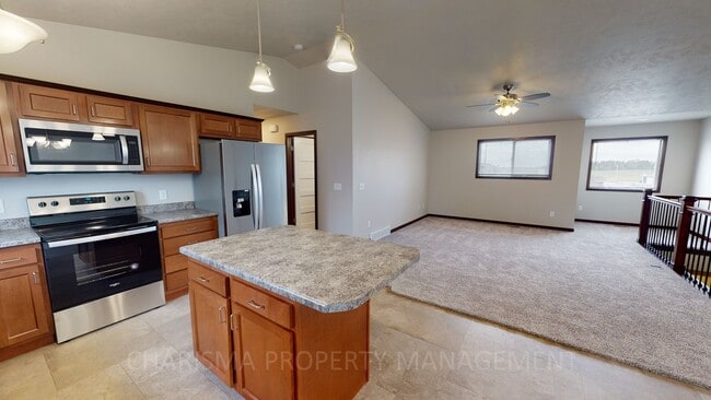 1418 Kayla Pl in Harrisburg, SD - Foto de edificio - Building Photo