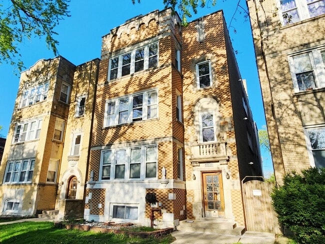 5747 N Spaulding Ave