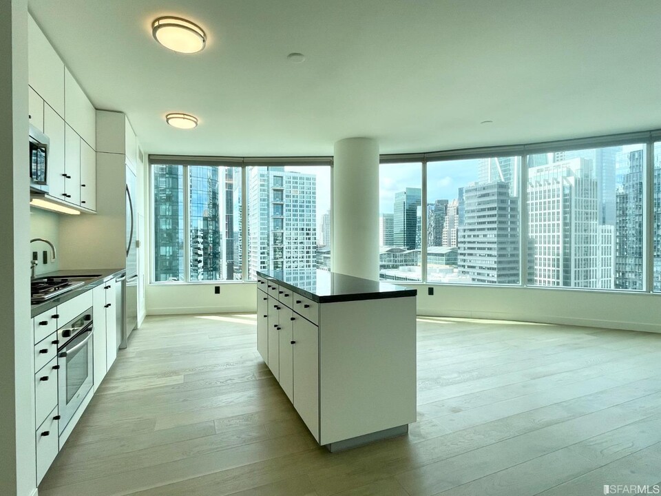 301 Main St in San Francisco, CA - Building Photo
