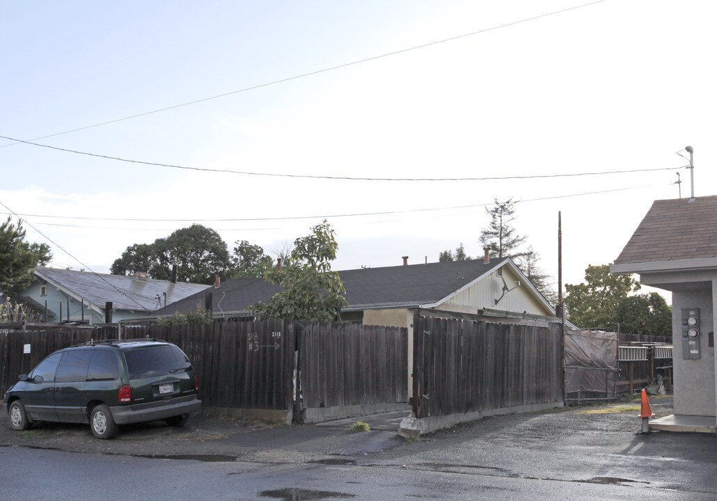 2118 Addison Ave in East Palo Alto, CA - Foto de edificio