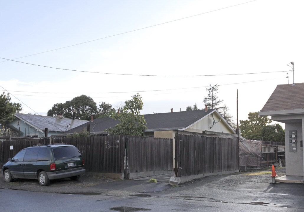 2118 Addison Ave in East Palo Alto, CA - Building Photo