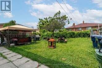 192 Giltspur Dr in Toronto, ON - Building Photo - Building Photo