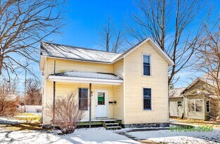 110 W Elm St in Fremont, MI - Building Photo