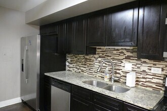 7724 Woodward Ave in Woodridge, IL - Foto de edificio - Building Photo