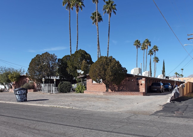 Tropicana Apartments in Tucson, AZ - Building Photo - Building Photo