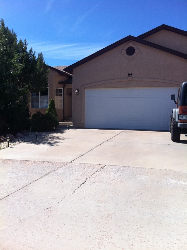 64 Blue Grouse Dr in Canon City, CO - Foto de edificio - Building Photo