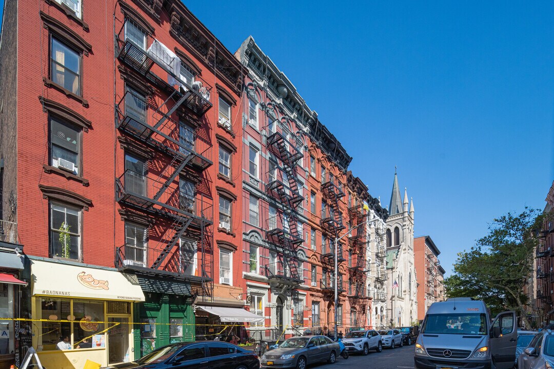 95 E 7th St in New York, NY - Foto de edificio