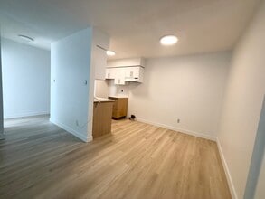201 Laval St in Coquitlam, BC - Building Photo - Building Photo