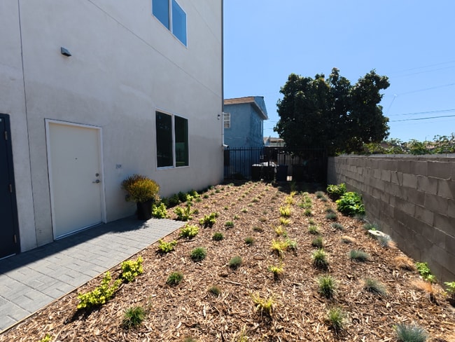 10501 Wilmington Ave in Los Angeles, CA - Foto de edificio - Building Photo