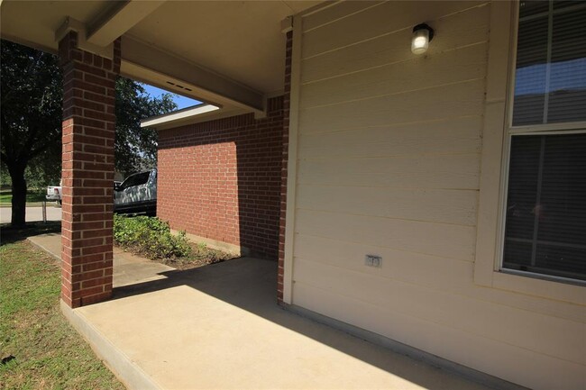 17940 Majestic Elm Ln in Elgin, TX - Foto de edificio - Building Photo