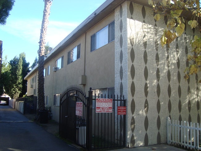 The Cloister Apartments in Los Angeles, CA - Foto de edificio - Building Photo