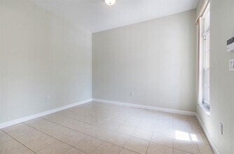 12853 SW 134th St in Miami, FL - Foto de edificio - Building Photo