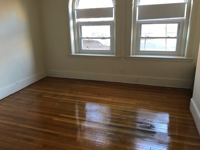 1821 Beacon St, Unit 1 in Brookline, MA - Foto de edificio - Building Photo