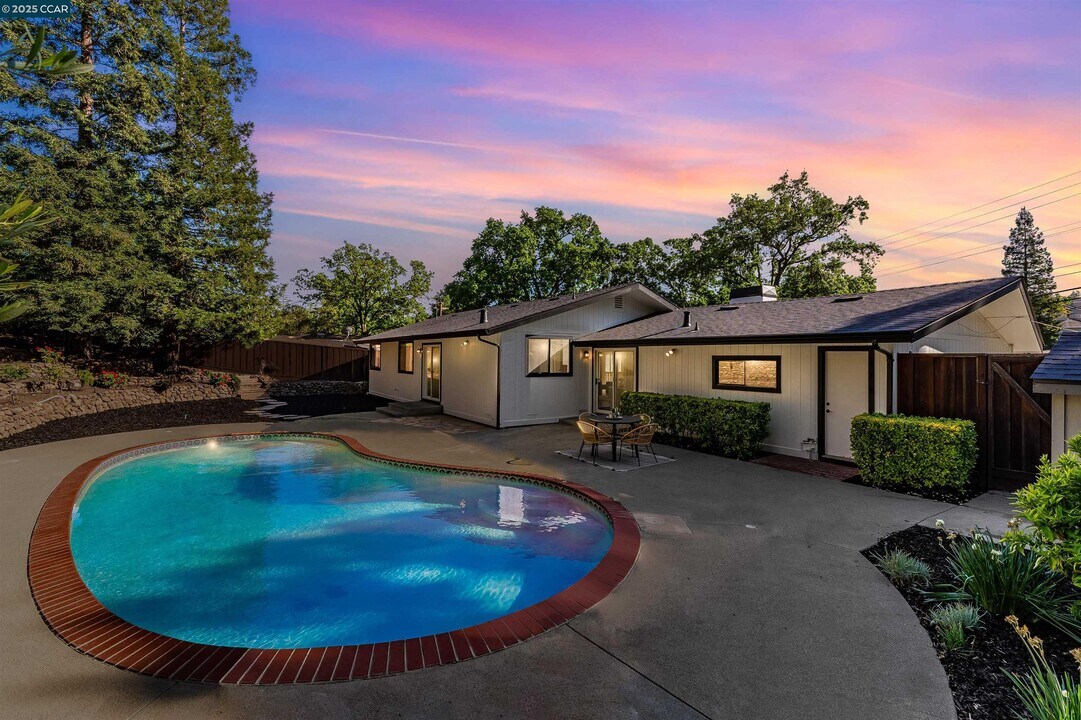 2424 San Miguel Dr in Walnut Creek, CA - Building Photo