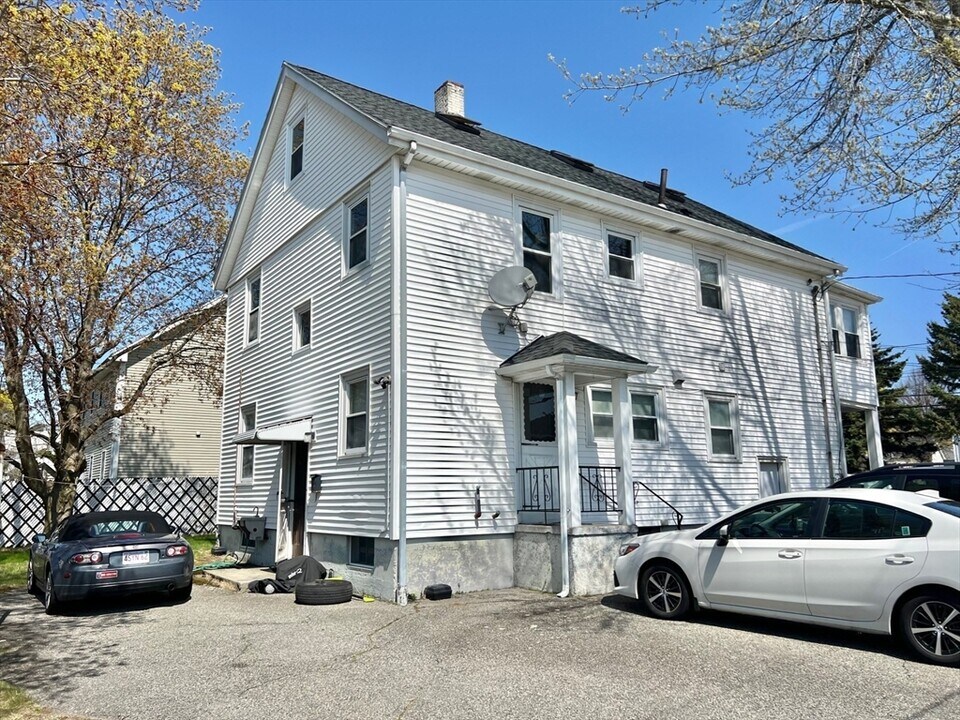 38-40-40 Florence St in Winchester, MA - Building Photo