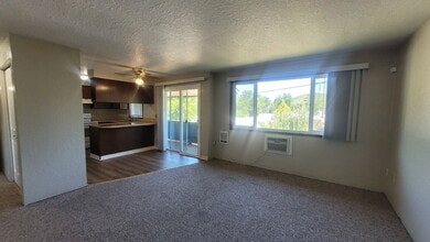 146 NE Atkinson Ct in Roseburg, OR - Building Photo - Building Photo