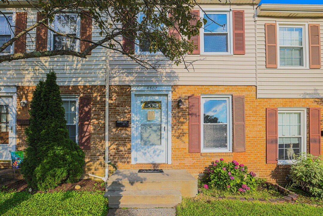 8507 Gradien Dr in Baltimore, MD - Building Photo
