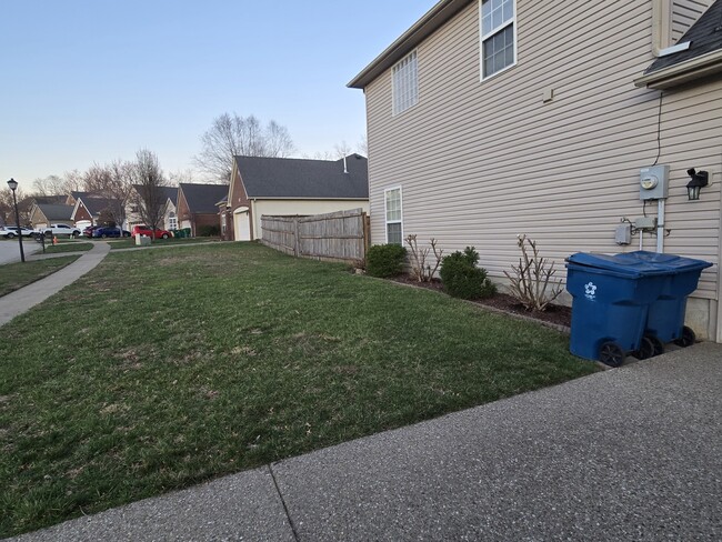 17001 Piton Way in Louisville, KY - Foto de edificio - Building Photo