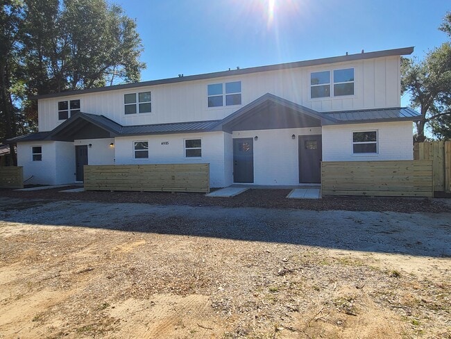 property at 4985 Catalina Cir