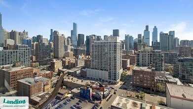 347 W Chestnut St, Unit 2112 in Chicago, IL - Building Photo - Building Photo