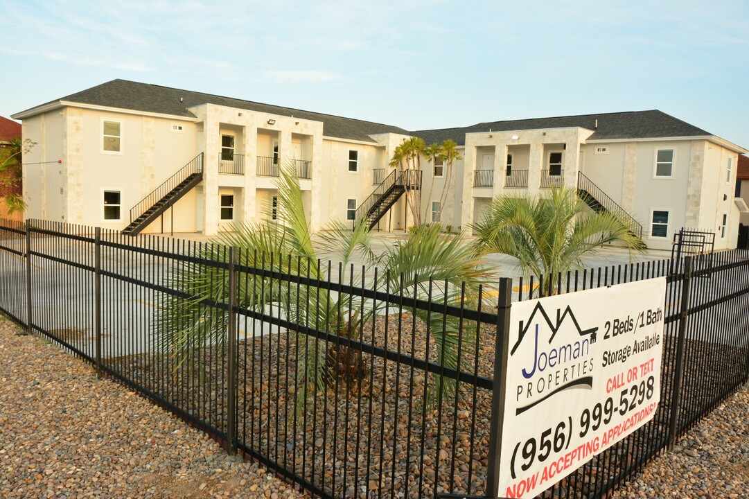 San Carlos Apartments in Laredo, TX - Building Photo