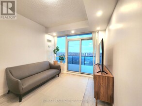 7165-7165 Yonge St in Vaughan, ON - Building Photo - Building Photo
