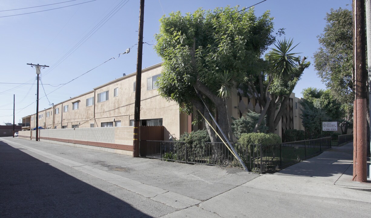 11016 Kittridge St in North Hollywood, CA - Foto de edificio