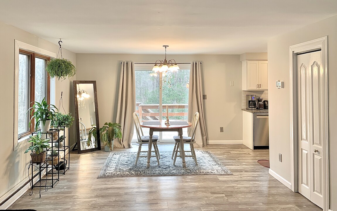 24 Petticoat Hill Rd, Unit 1 in Williamsburg, MA - Building Photo