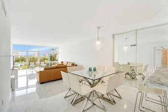 20100 W Country Club Dr in Aventura, FL - Foto de edificio - Building Photo