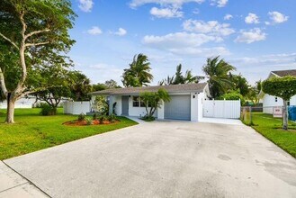 702 NE 10th Ave in Boynton Beach, FL - Building Photo - Building Photo