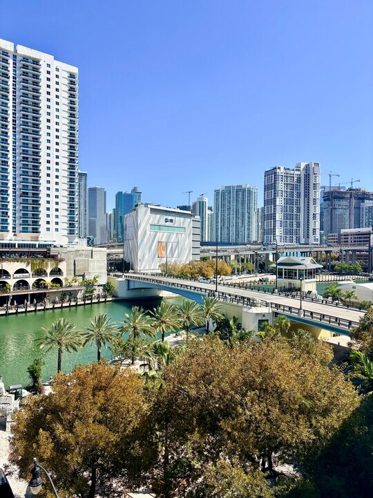 10 SW South River Dr, Unit 603 in Miami, FL - Foto de edificio