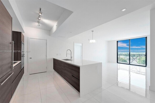 301 Altara Ave in Coral Gables, FL - Foto de edificio - Building Photo