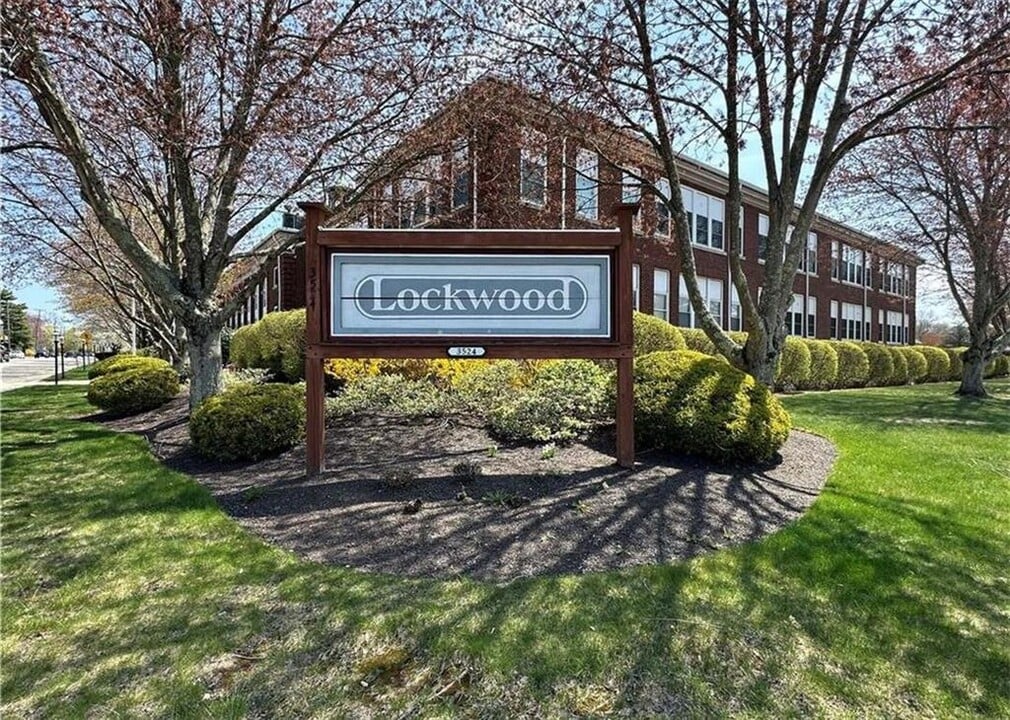 3524 W Shore Rd in Warwick, RI - Building Photo