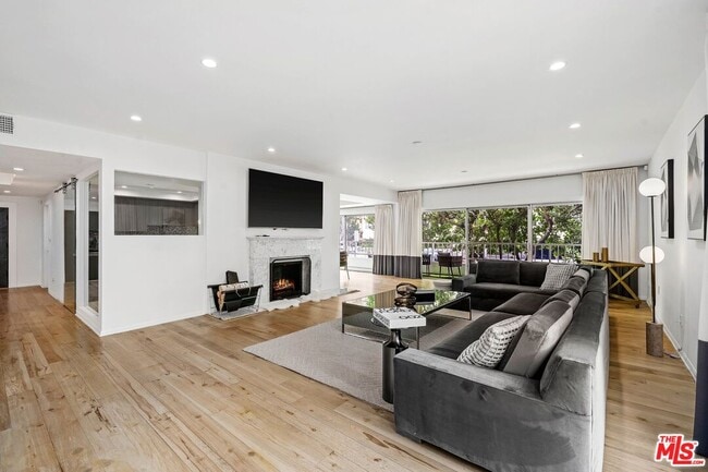 440 N Oakhurst Dr in Beverly Hills, CA - Building Photo - Building Photo