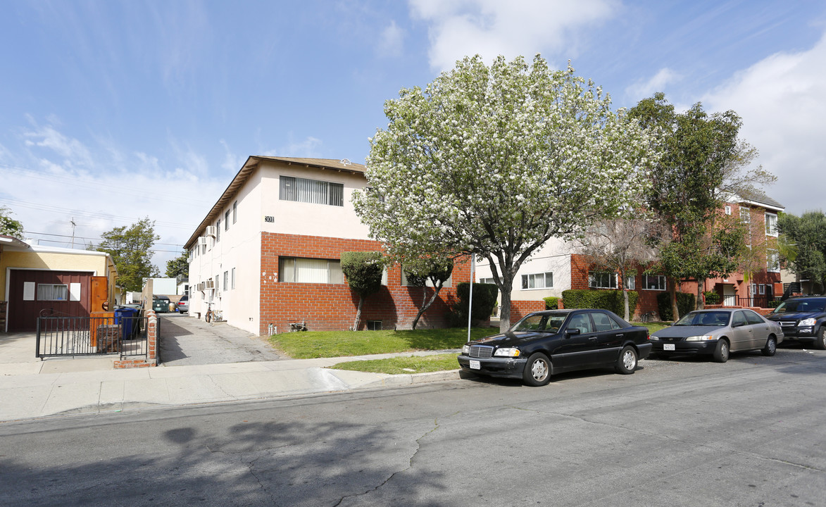 2301-2305 Naomi St in Burbank, CA - Building Photo