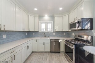 19 Walnut Pkwy in Montclair, NJ - Building Photo