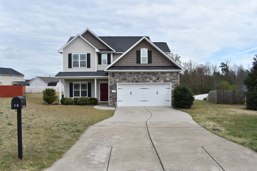 38 Hanson Ct in Bunnlevel, NC - Building Photo