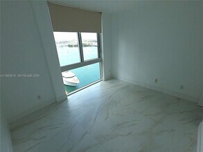 335 S Biscayne Blvd, Unit 1712 in Miami, FL - Foto de edificio - Building Photo