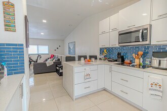 7690 W 29th Way in Hialeah, FL - Building Photo - Building Photo