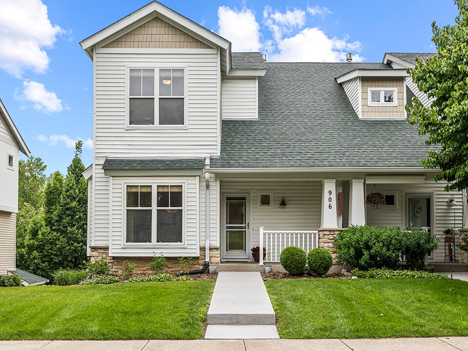 906 New Century Blvd S in Maplewood, MN - Foto de edificio