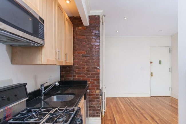 410 E 13th St in New York, NY - Building Photo - Building Photo