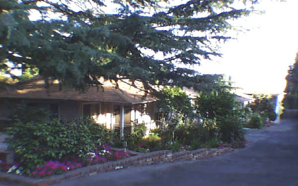 24 W Mira Monte Ave in Sierra Madre, CA - Foto de edificio