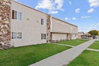 11645 Mapledale St in Norwalk, CA - Foto de edificio - Building Photo