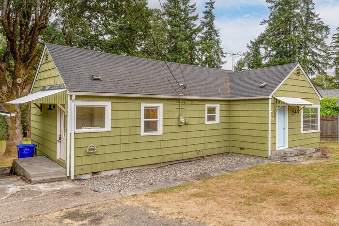 1812 Alma Dr in Kelso, WA - Building Photo