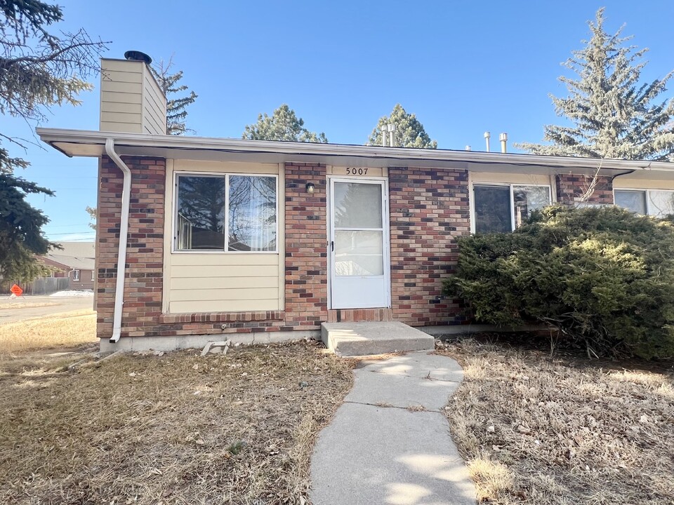 5007 Townsend Pl in Cheyenne, WY - Foto de edificio