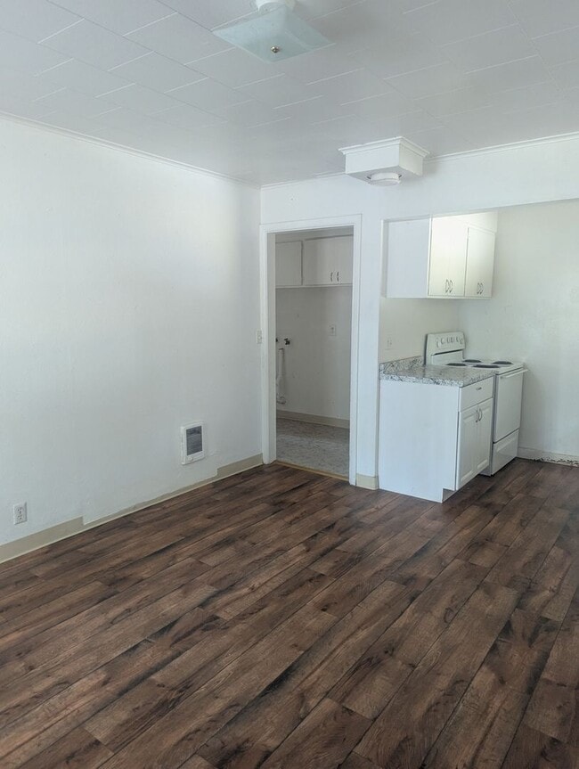 305 NE Howland St in Myrtle Creek, OR - Building Photo - Building Photo