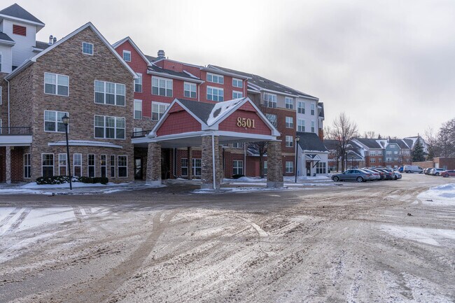 Summit Place Senior Living in Eden Prairie, MN - Building Photo - Building Photo