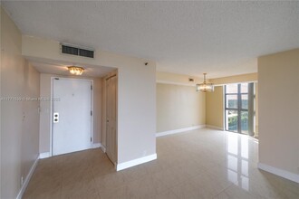2000 Towerside Terrace in Miami, FL - Building Photo - Building Photo