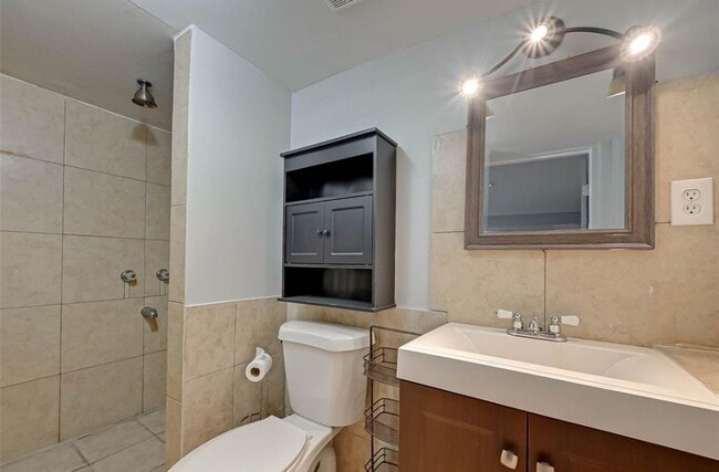 13102 Richmond Ave. in Houston, TX - Foto de edificio - Building Photo